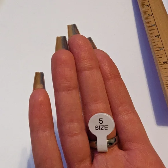 Silvery ring/band - Picture 8 of 9